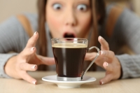 Túžite po šálke kávy, ale vaše telo protestuje? Poznáme riešenie!