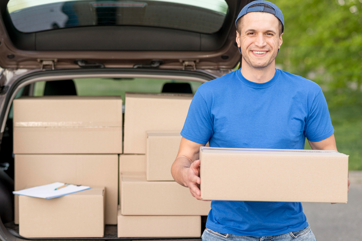 freepik_car_parcel_man25