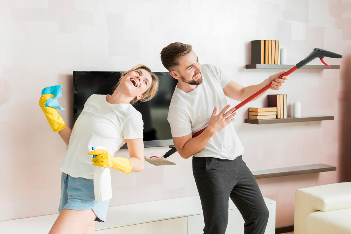 freepik_couple_cleaning_falt25