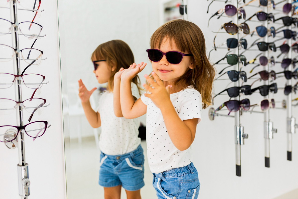 freepik_girl_in_shop_25