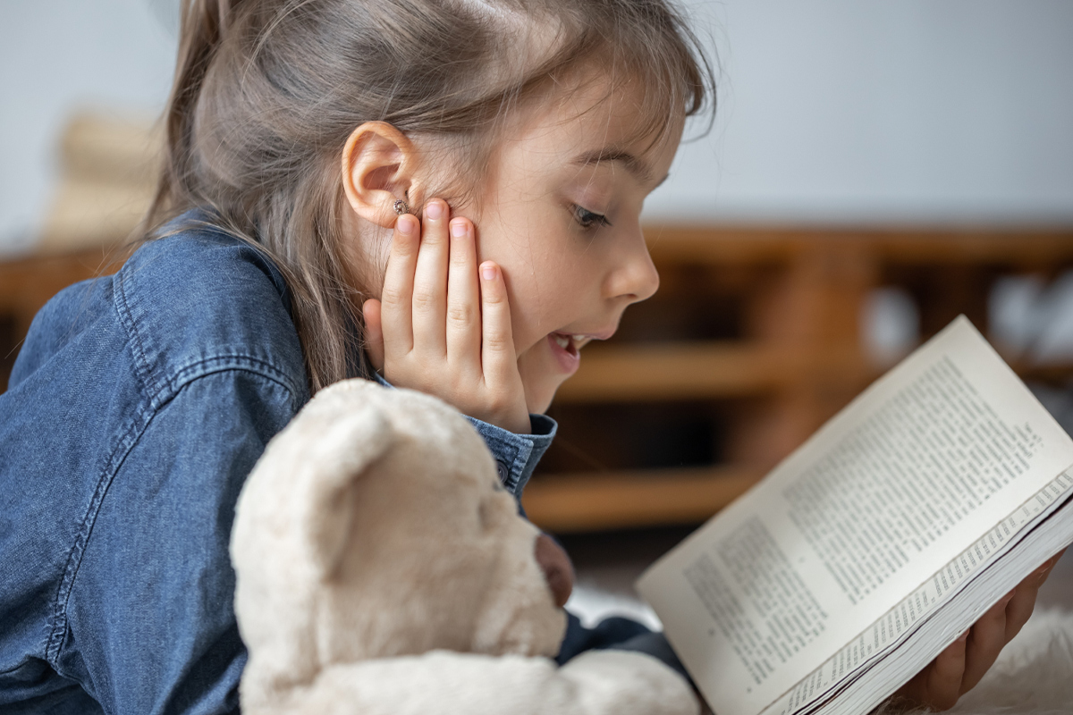 freepik_girl_reading_24