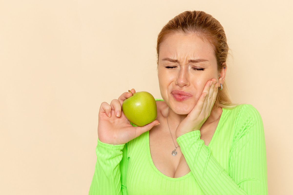 freepik_sensitiv_teeth_apple