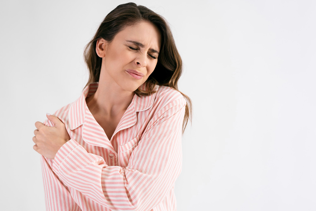 freepik_woman_suffering_shoulder_23