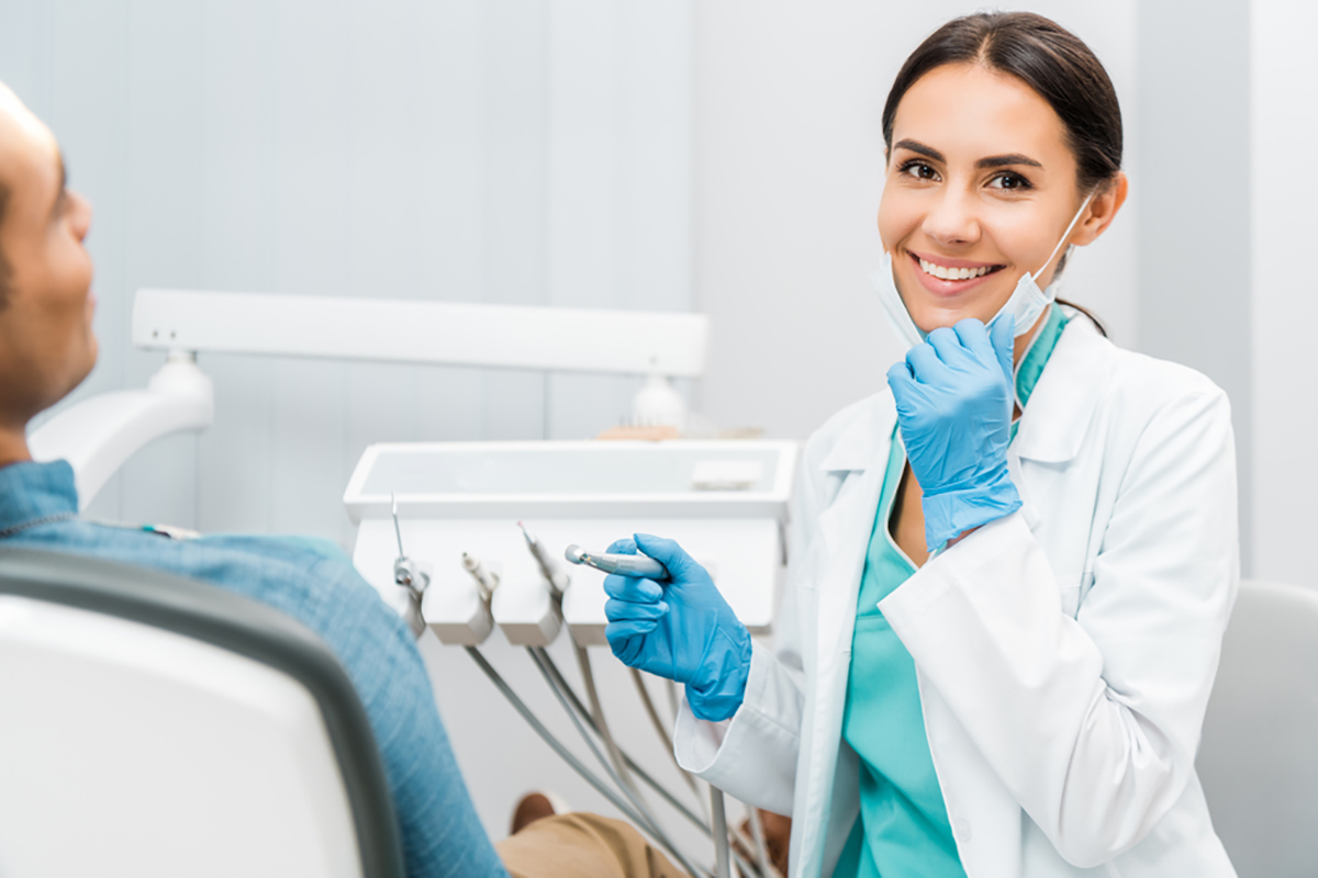 shutterstock_dentist_w_1123