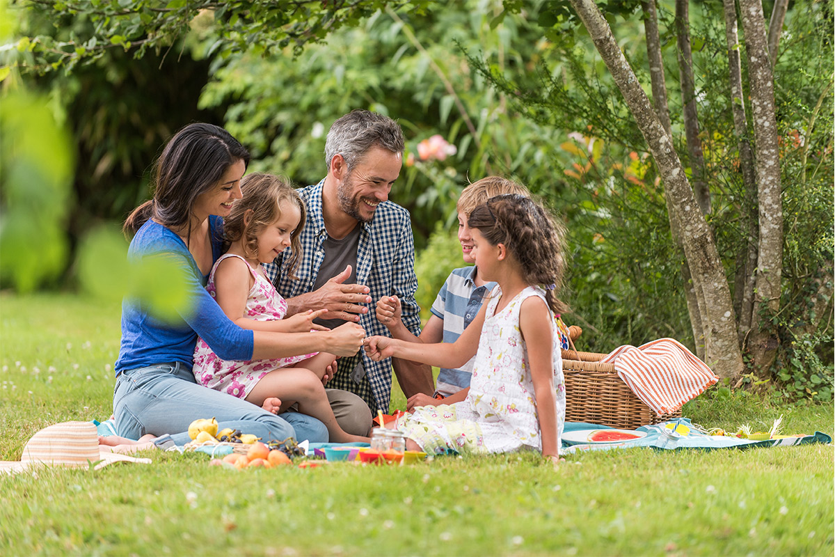 shutterstock_garden_family21