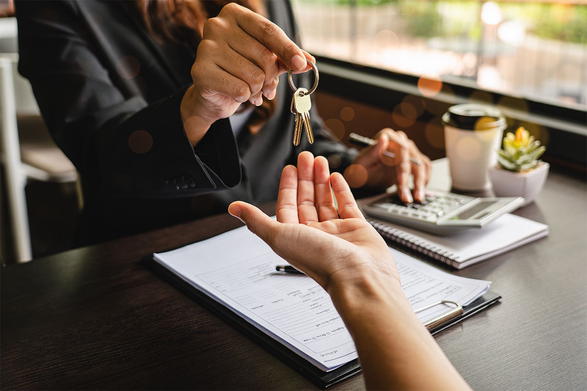 shutterstock_keys_hands_24