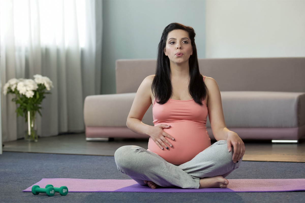 shutterstock_pregnant_w_yoga