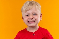 Robí váš drobec grimasy a nevie to ovládnuť?