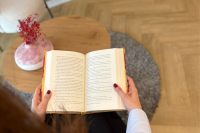 Nový trend mení cestovanie. Spomaľte na čítateľskom víkende