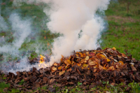 Chcel spáliť konáre po zime, prišiel o tisíce eur