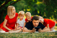 Prázdniny s mobilom? Čas pred obrazovkou by si mali strážiť deti aj dospelí